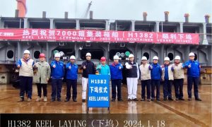 外高橋造船揚中分公司7000TEU集裝箱船H1382順利下塢