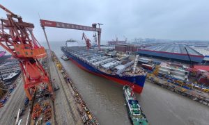 外高橋造船2號船塢迎來2024年首批次出塢船舶