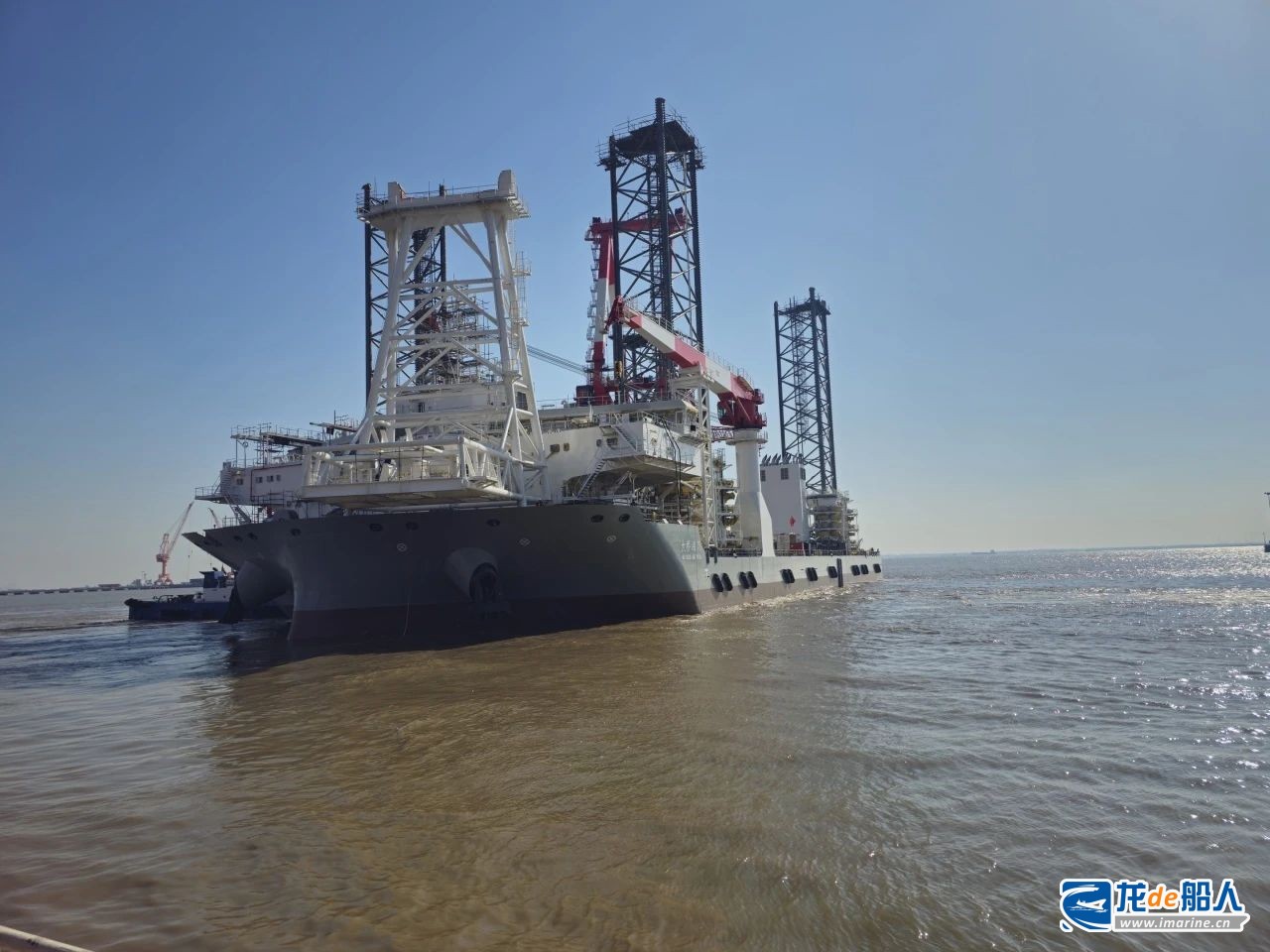 招商工業海門基地新一代風電安裝平臺項目出塢下水