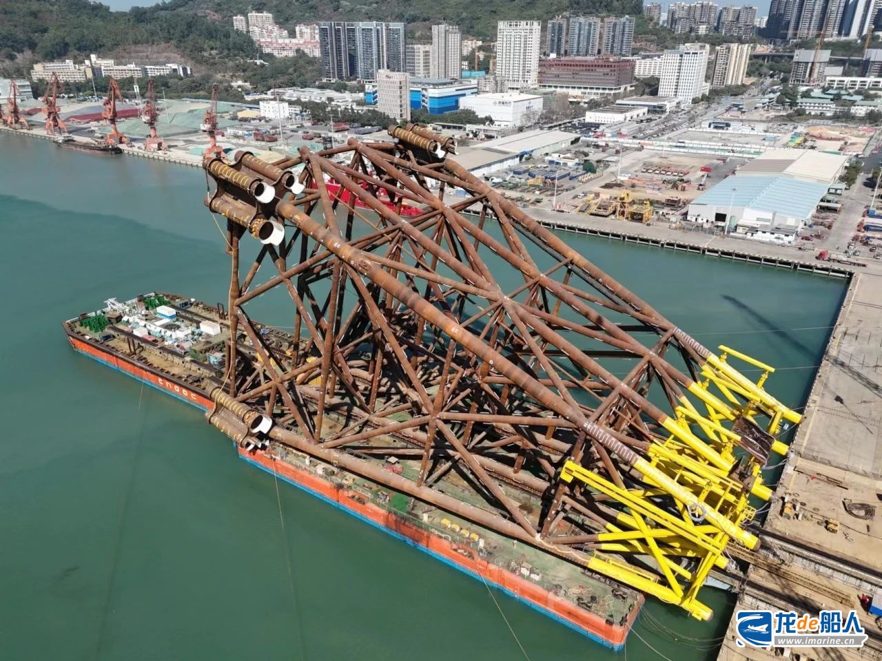 “深海一號”二期工程導管架完工出海
